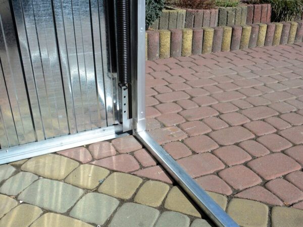 Blechgarage mit Schwingtor aus Polen