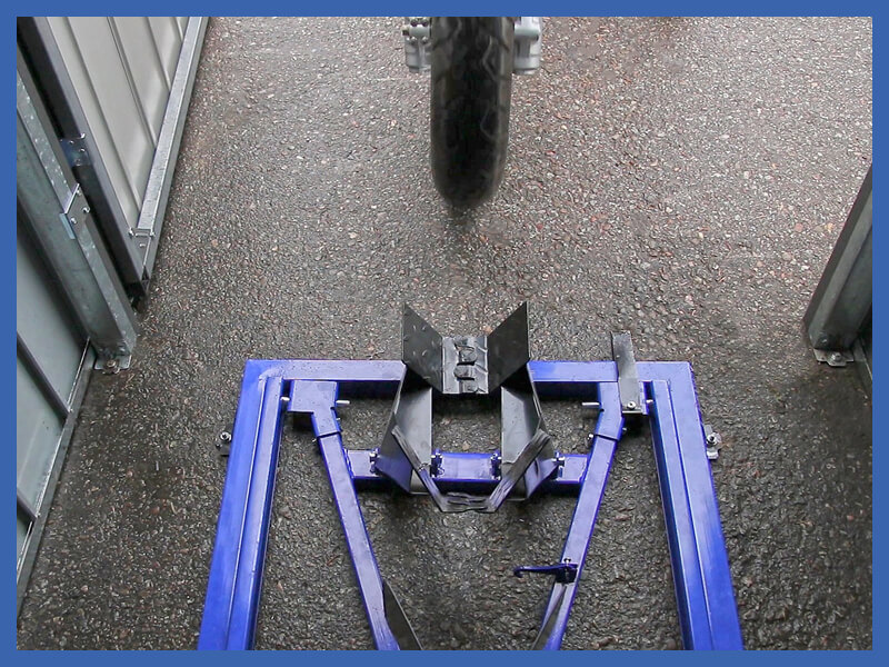 Mottoradgaragen Metall mit einem Vorderradhalter ⭐️ Garagenonline